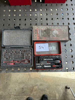 un grand nombre d'outils posés sur une table