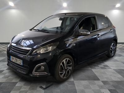 la photo d'une petite voiture noire garée sur un sol en damier