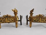 paire de bougeoirs français anciens en bois doré, ornés d'oiseaux et de fleurs