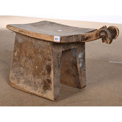 un petit banc en bois sur lequel est posé un skateboard
