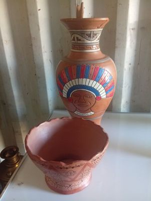 un vase et un bol posés sur une table