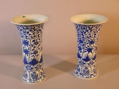 une paire de vases bleus et blancs posés sur une table
