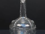 une image représentant une carafe en verre sur fond noir