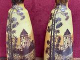 deux vases posés sur une table en bois