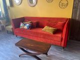 un canapé rouge et une table basse dans un salon
