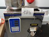 une machine posée sur une table dans une pièce