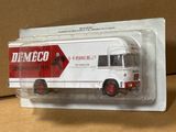 un camion blanc et rouge avec une enseigne rouge et blanche dessus