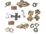 de nombreux types de bijoux exposés sur un fond blanc