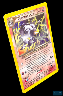 gros plan d'une carte pokemon sur fond noir