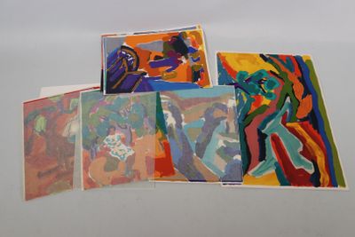 quatre cartes de couleurs différentes sur un fond blanc