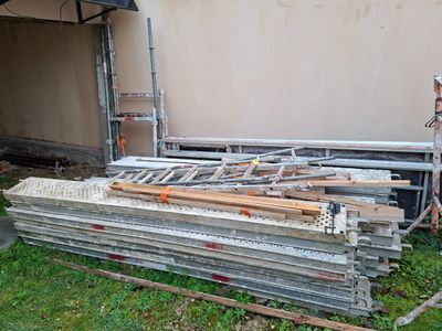 un tas de bois posé sur l'herbe, à l'extérieur