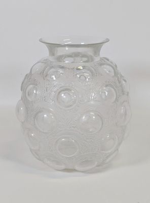 un vase en verre posé sur une surface blanche