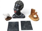 une statue représentant une femme avec un chat et d'autres objets
