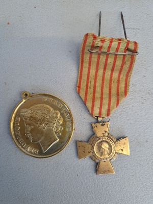 une médaille et une épingle à médaille posées sur une table