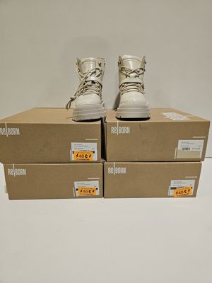 trois cartons de chaussures sont empilés les uns sur les autres