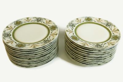 plusieurs assiettes empilées sur une table