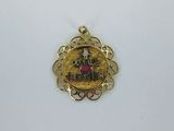 une image représentant un pendentif plaqué or orné d'un château