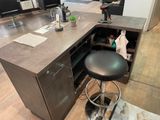 une photo d'une cuisine avec un plan de travail et un tabouret