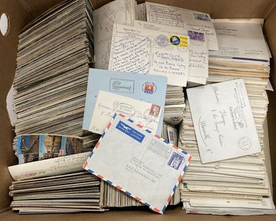 une boîte en carton remplie de lettres et de cartes postales