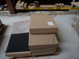 une pile de boîtes sur une palette dans un entrepôt