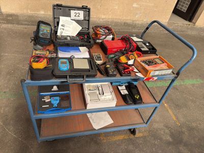 une table sur laquelle sont posés de nombreux appareils électroniques