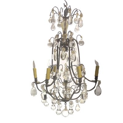 l'image d'un lustre suspendu au plafond