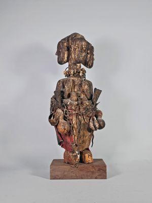 Rare statue tricéphale en bois, tissu, calebasse, métal.