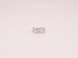 gros plan d'une bague en argent sur une surface blanche