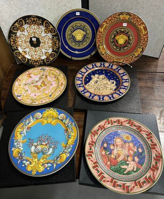 toutes ces assiettes décoratives qui sont posées sur la table