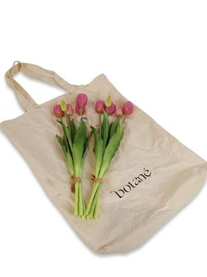 un sac fourre-tout contenant des fleurs, sur fond blanc