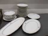 plusieurs assiettes posées sur une table