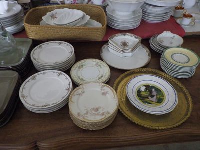 de nombreuses assiettes et bols posés ensemble sur une table