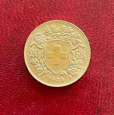 l'image d'une pièce d'or portant une croix