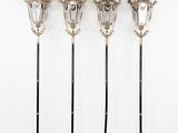 un ensemble de trois lampes en métal argenté et noir accrochées à un mur blanc