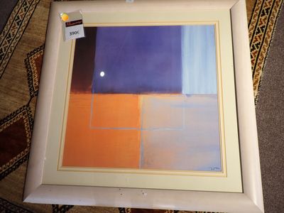 tableau abstrait aux couleurs bleu, orange et blanc sur fond beige