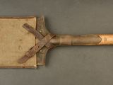 une spatule en bois avec un manche en cuir posée sur une table