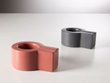 deux objets de couleurs différentes posés sur une surface blanche
