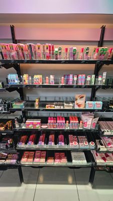 de nombreux produits de beauté exposés dans un magasin