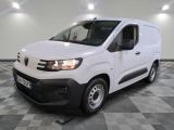 la camionnette blanche est garée sur le sol en damier d'une pièce