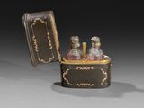 une petite boîte noire contenant deux flacons