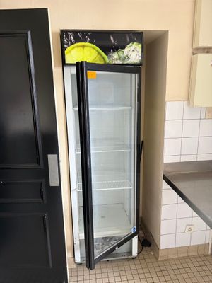 un réfrigérateur situé au milieu d'une cuisine