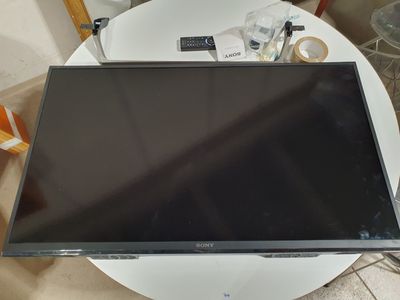 un ordinateur portable posé sur une table blanche