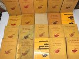 un grand nombre de livres posés sur une table