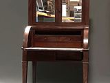 un piano et un miroir posés sur une table dans une pièce
