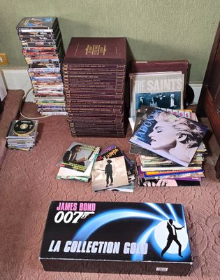 beaucoup de livres par terre, à côté d'une horloge