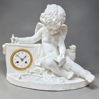 une statue blanche représentant un garçon assis sur une horloge