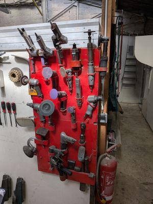 de nombreux outils accrochés au mur du garage
