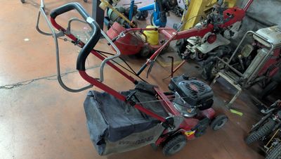 une tondeuse à gazon qui est rangée dans un garage