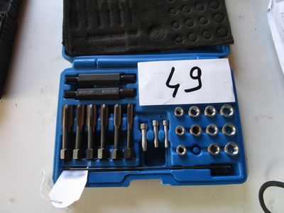 une mallette bleue contenant de nombreux outils