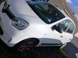 une petite voiture blanche garée sur le bord de la route